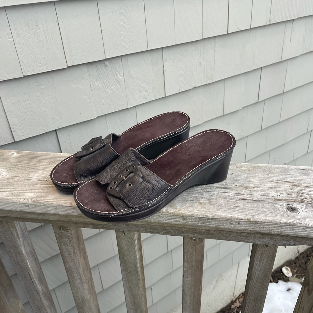 Leather buckle platform sandals